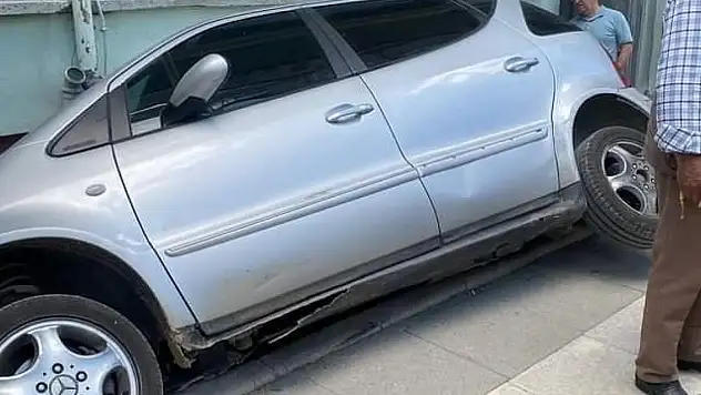 Otomobil apartman boşluğuna düştü: 2 yaralı