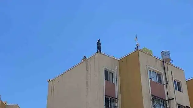 İntihar etmek istedi! 5 katlı binanın çatısına çıktı