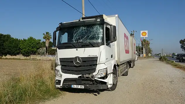 Antalya'da tır ile otel servisi çarpıştı: 8 yaralı
