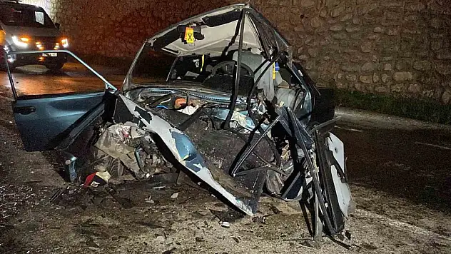 Hafif ticari araçla çarpışan Tofaş hurdaya döndü: 2'si ağır 5 yaralı