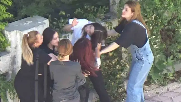 Kızlar saç saça baş başa birbirine girdi, erkekler izledi