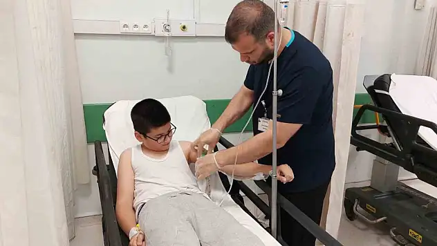 Sokak köpeklerinin saldırdığı çocuk hastanelik oldu