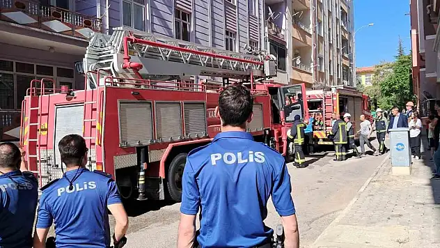 Karaman'da 5 katlı binanın çatısında yangın