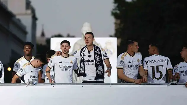 Real Madrid, Şampiyonlar Ligi kupasıyla şehir turu attı