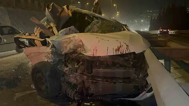 Otomobil kazada kağıt gibi ezildi: 4 yaralı