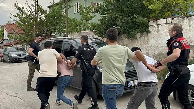 Yabancı uyruklu ailelerin bıçaklı kavgasında 2'si ağır 3 kişi yaralandı