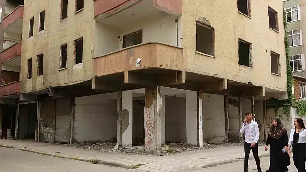Diyarbakır'da hasarlı binalar yıkılmayı bekliyor