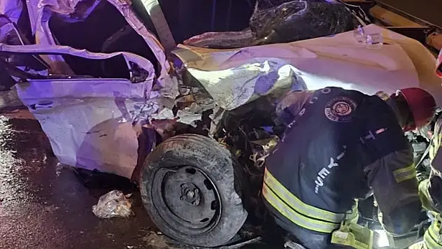 Kocaeli'de bariyere çarpan otomobildeki 2 kişi öldü