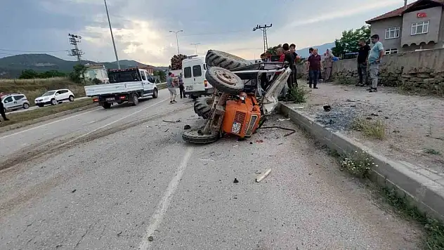 Traktör minibüsle çarpıştı: 1 ölü, 1 yaralı