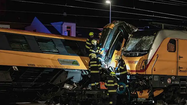 İki tren kafa kafaya çarpıştı: 4 ölü, 22 yaralı