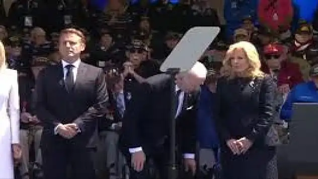 Biden, olmayan sandalyeye oturmaya çalıştı