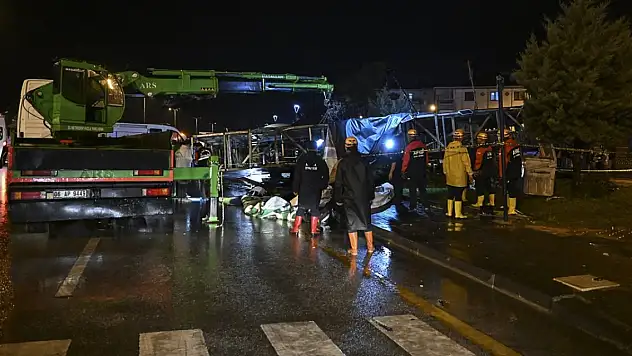 Ankara'da devrilen reklam panosunun altında kalan genç kadın öldü