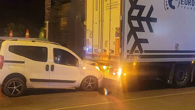 Tıra arkadan çarpıp firar etti