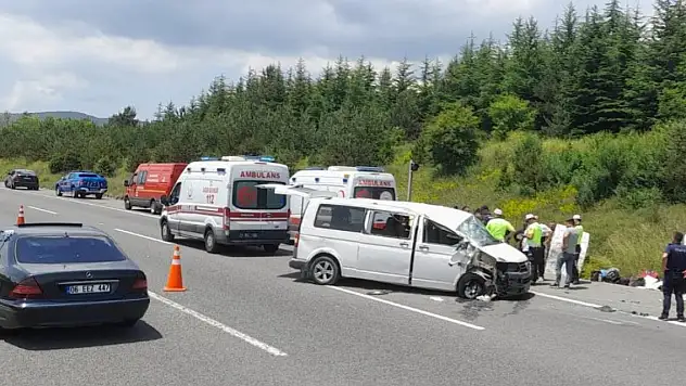 Minibüs takla attı: 1 ölü, 10 yaralı