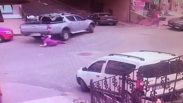 Sokakta yürürken geri manevra yapan aracın altında kaldı