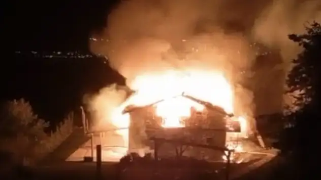 Ormanlık alandaki yazlık ev alev alev yandı