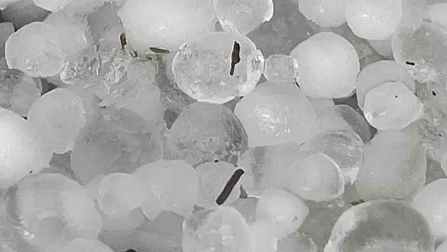 Fındık büyüklüğünde dolu! Yollarda taşkın oluştu