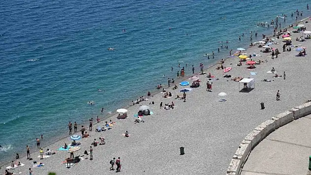 Antalya'da sıcaktan bunalanlar sahile koştu