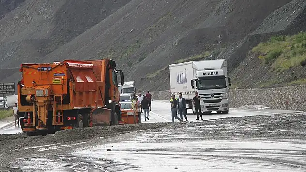 Erzincan-Sivas kara yolu ulaşıma kapandı