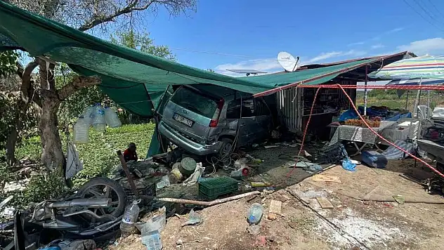 Otomobil yol kenarındaki iş yerine daldı: 1 ölü