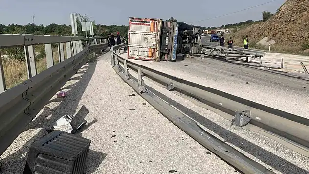 Kırklareli'nde tır devrildi: 1 ölü