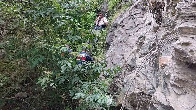 Husumetli olduğu akrabalarından kaçarken uçurumdan düştü