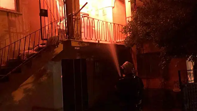 Müstakil eve yangında kullanılamaz hale geldi