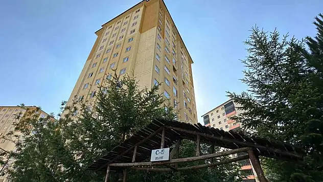 Baba, eşini ve kızını öldürdü