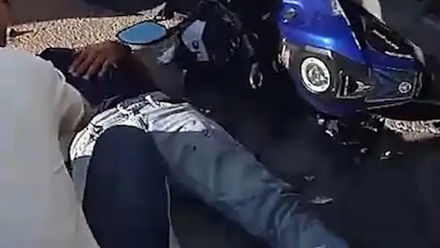 Motosiklet seyir halindeki kamyonun altına girdi, 2 genç ölümden döndü