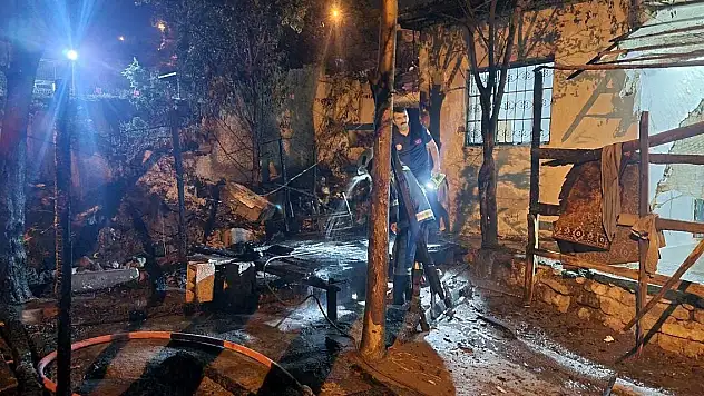Bahçedeki odunlar bir anda alev aldı