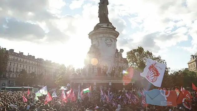 Fransızlar aşırı sağa karşı sokağa indi