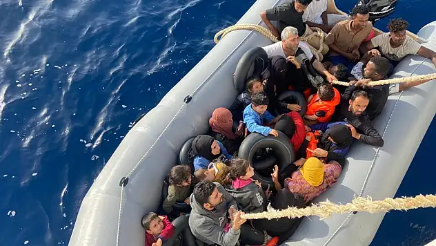 İzmir açıklarında 36 düzensiz göçmen yakalandı