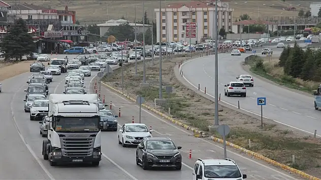 Kilit kavşaklarda bayram öncesi trafik yoğunluğu başladı