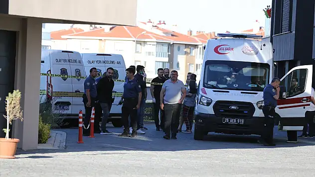 Arifeyi kana buladı Kızın ve eşini öldürüp intihar etti