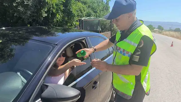 Jandarma sürücüleri hem denetledi hem bilgilendirdi