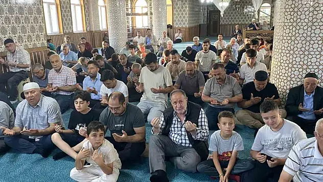 Kulu'da bayram namazında camiler doldu