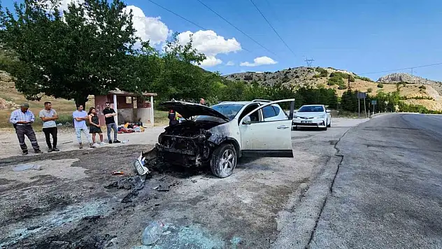 Seyir halindeki otomobil alev aldı
