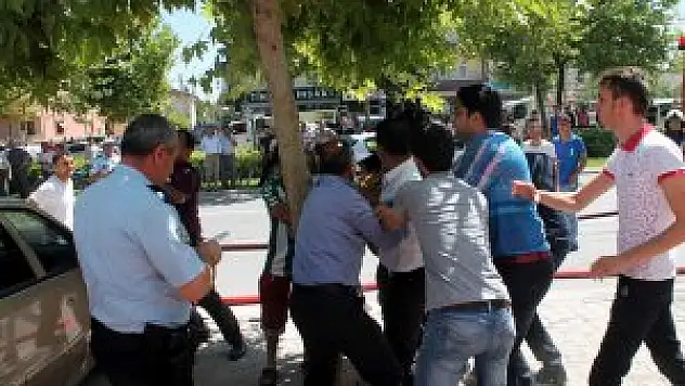 Biber gazı sıkan polise kafa attı