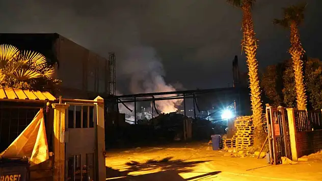 Sanayideki plastik fabrikasında yangın paniği