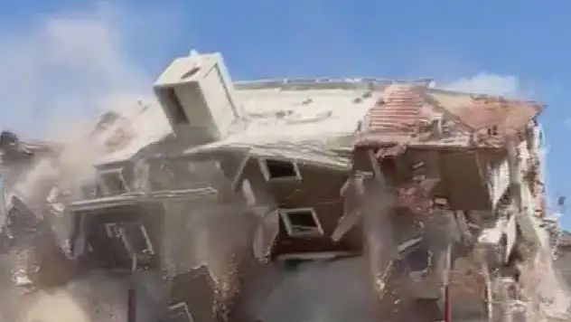 6 katlı bina yerle bir oldu, o anlar kamerada