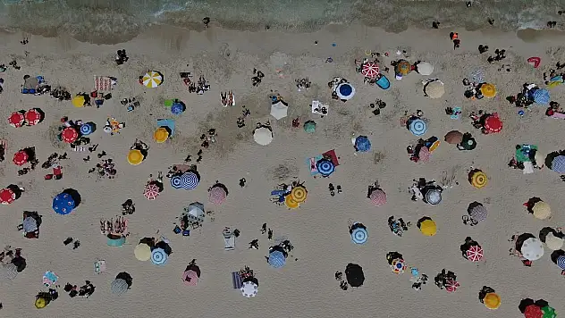 Binlerce kişi plaja akın etti: İlçenin nüfusu 1 milyona dayandı