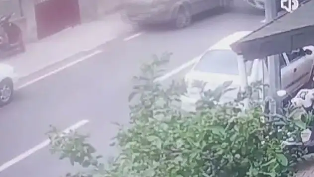 Park halindeki araca çarpan otomobil ters döndü