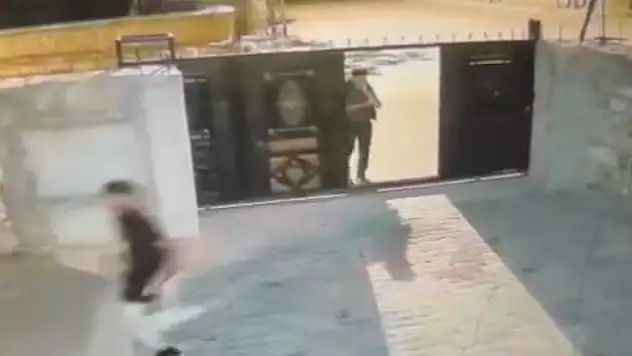 Husumetlilerinin evini basıp bıçaklayarak kaçtılar