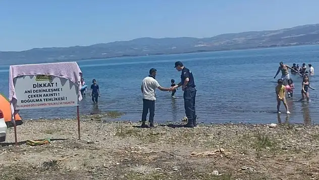 Göle girilmez tabelasına havlu asıp yüzdüler