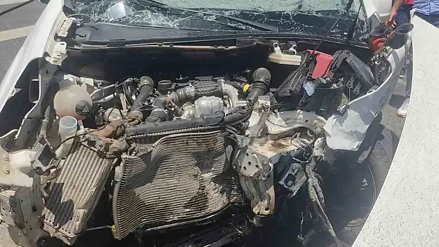 Otomobille hafif ticari araç çarpıştı: 8 yaralı