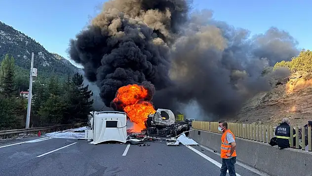 Adana-Pozantı otoyolunda tır yandı: Ulaşım trafiğe kapandı