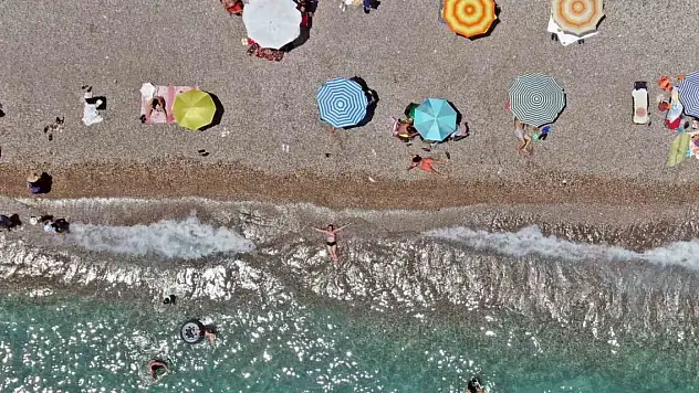 Bir günlük otel ücreti ile bir ay tatil yapıyorlar