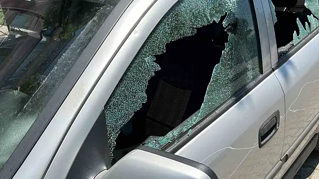 Otomobile baltayla saldırdılar! Damadım yaptı dedi