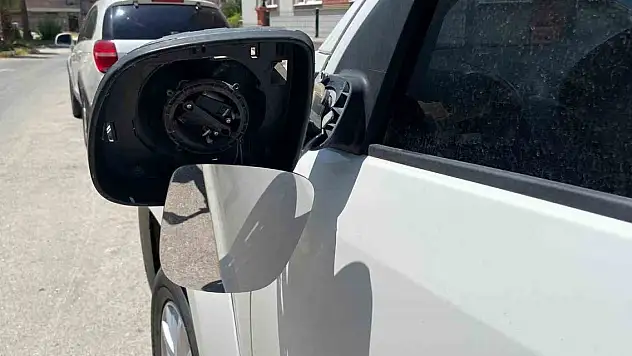 Park halindeki araçların aynası tekmeleyip kırdılar