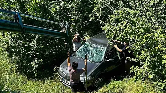 Otomobil fındık bahçesine uçtu, sürücü kazadan yara almadan kurtuldu